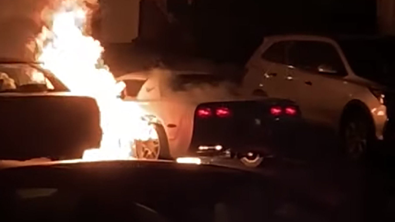 Έβαλε φωτιά στο ίδιο του το αυτοκίνητο!